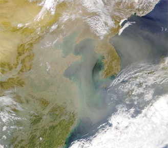 笼罩西海与东海的沙尘暴（维基百科, 2014）