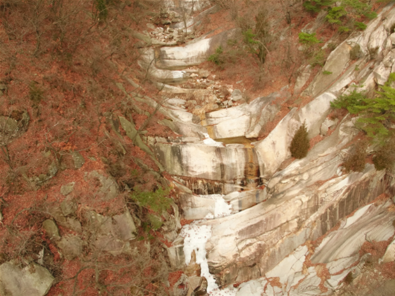 拍摄松溪别业的主要据点“九天瀑布”之貌
