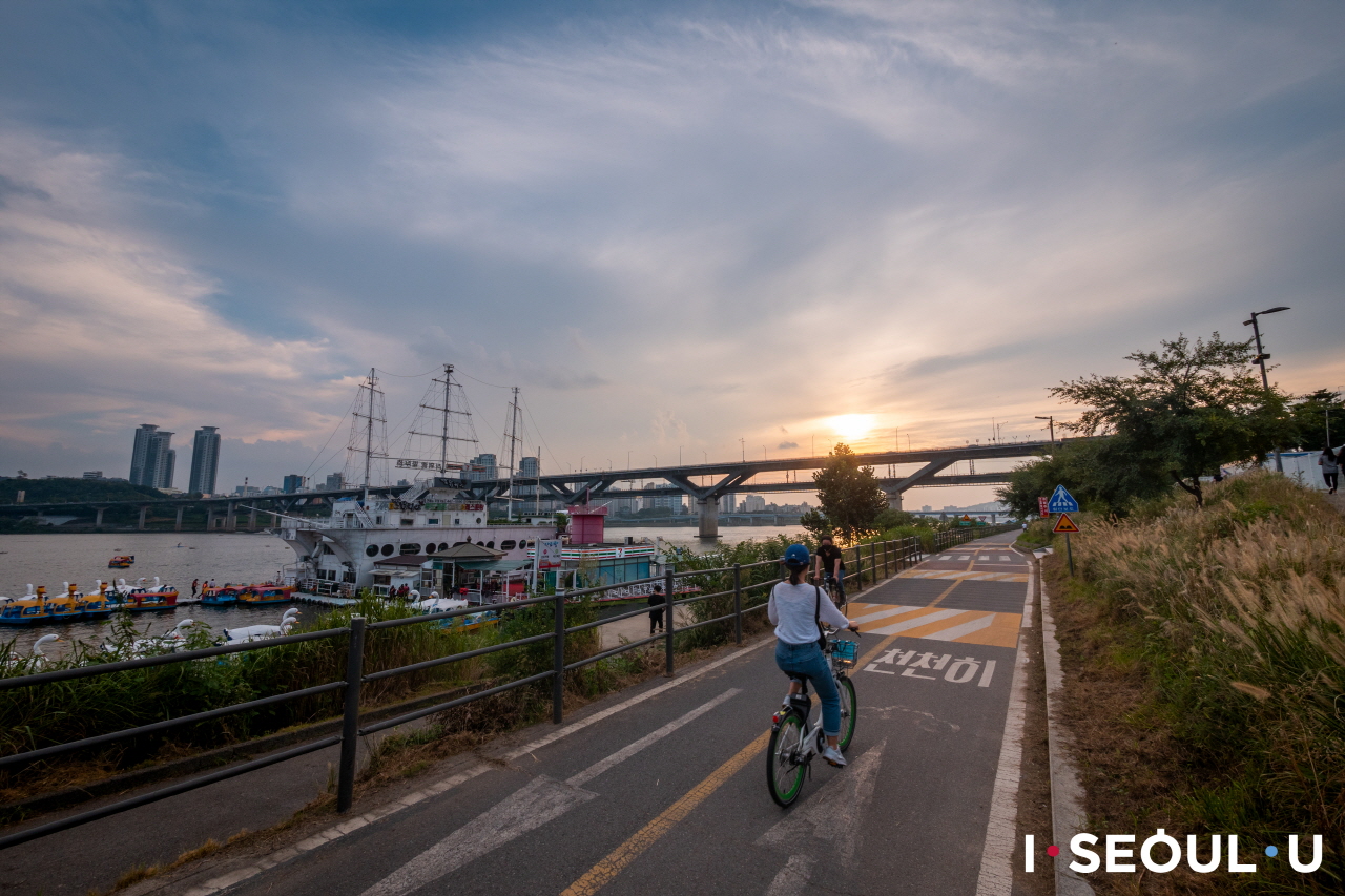 可以乘鸭子船、骑自行车的汉江公园