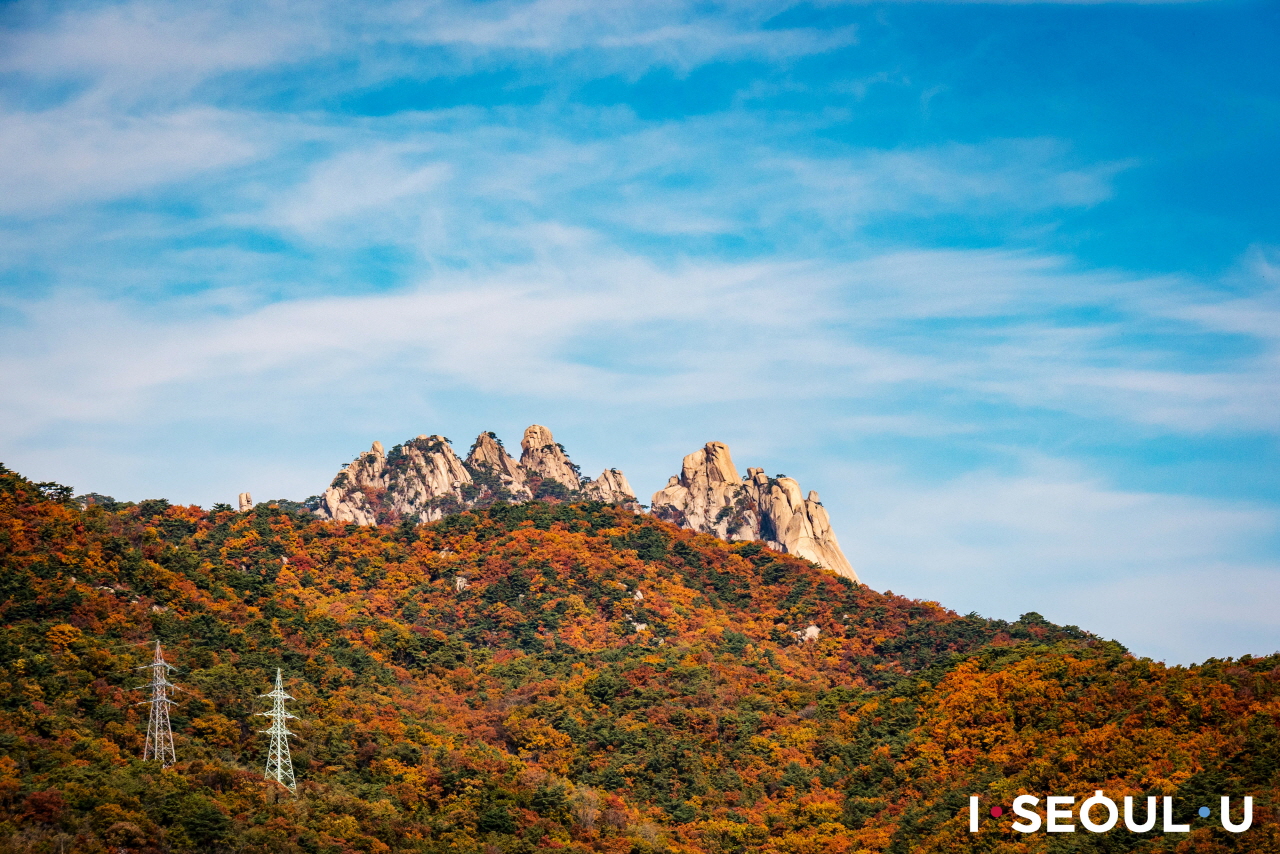 秋高气爽，满山红叶的北汉山全景