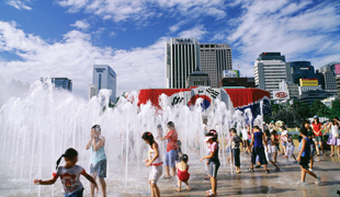 在市政府前广场喷泉玩水的夏季风景照