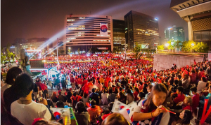 首尔市民齐聚街头，为韩国队加油助威