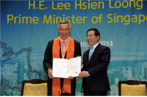 朴元淳市长会见新加坡总理，授予首尔名誉市民证书
