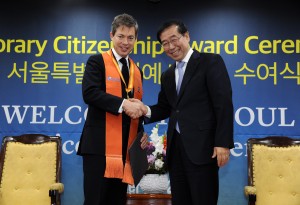 “无家可归的亿万富翁” 尼古拉斯·伯格鲁恩成为“首尔市荣誉市民