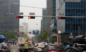 首尔市，在交叉路增建“公交车三色灯”