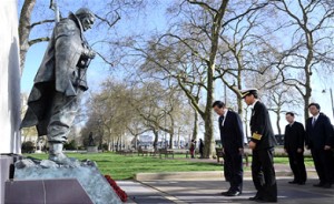 朴元淳市长，到英国伦敦韩国战争纪念碑前献花