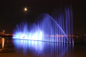 欢迎到汉江公园尽情享受清凉的喷泉！