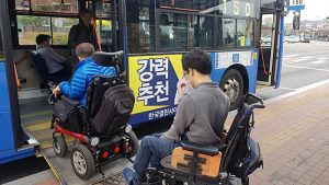 为帮助使用轮椅的交通弱势群体，首尔市引进“低底盘市内公交车”乘坐前电话预约制度