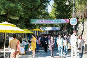 女性工艺市场于每周周末在首尔市安国洞举办