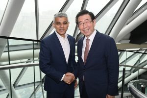 首尔市市长和伦敦市市长就限制公害车辆运行合作进行讨论