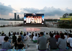 盘浦汉江公园举办艺光岛电影节