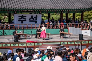 9月举办为期一个月的“第一届首尔国乐节”，中秋长假期间在首尔广场上演“国乐声声”