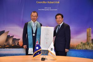 首尔市市长朴元淳为悉尼市议员郭耀文颁发荣誉市民证