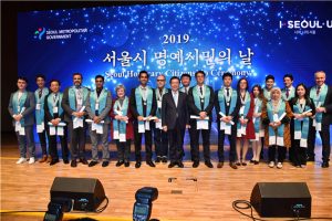 首尔市授予18名外国人“首尔市荣誉市民”称号
