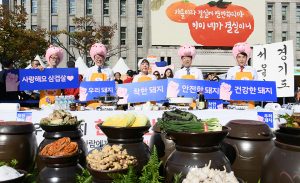 首尔市长在首尔广场为供应韩国猪肉的农户应援