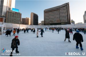 首尔市于12月20日开放市中心的冰雪王国“首尔广场溜冰场”