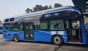 环保氢动力公交车在首尔市中心上路