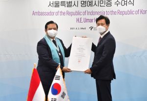 印度尼西亚驻韩大使乌马尔·哈迪获颁荣誉市民证