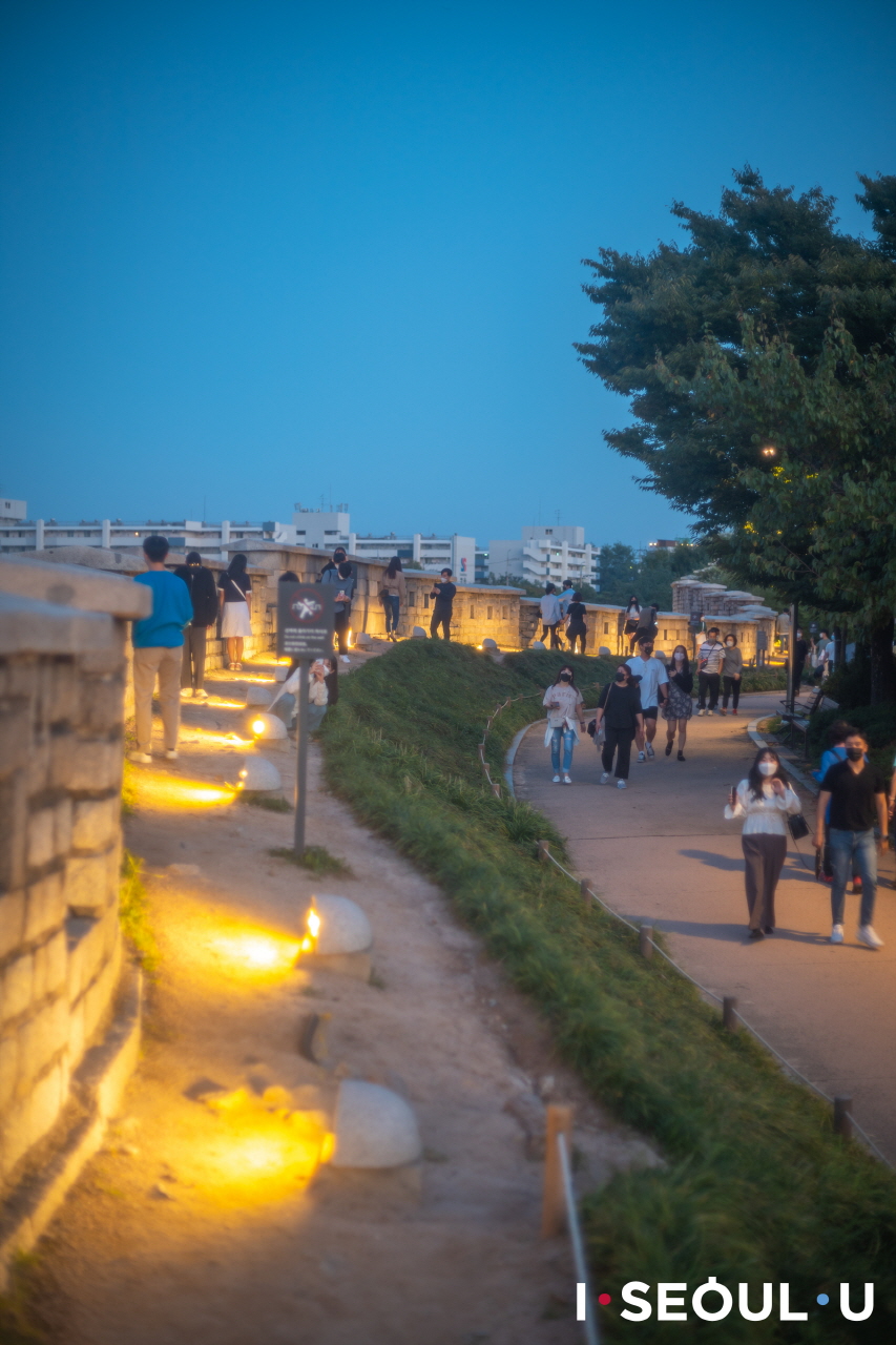 漫步在夜空下闪闪发光的骆山公园城郭路的人群