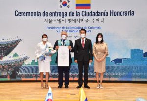 哥伦比亚总统伊万·杜克获颁首尔市荣誉市民证