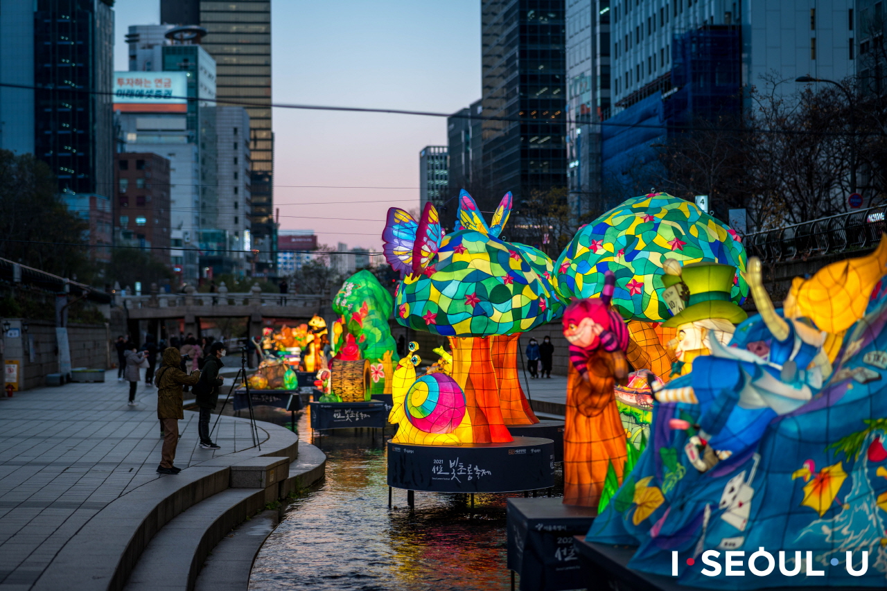 拍摄清溪川灯节造型灯的首尔市民 