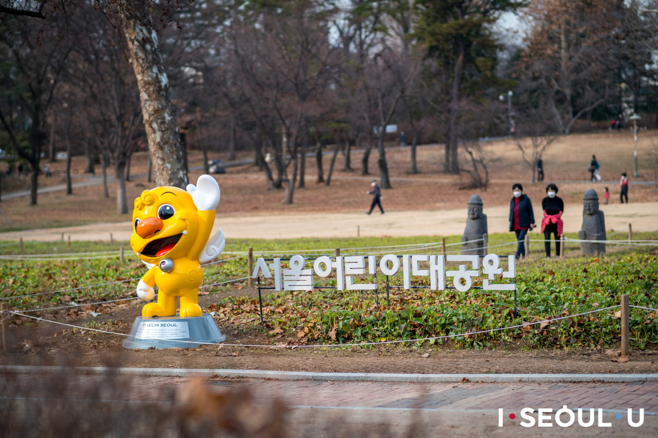 首尔儿童大公园散步路旁的獬豸雕塑