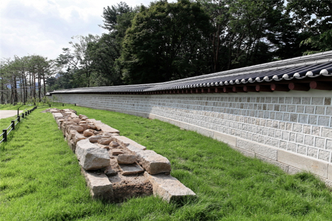 恢复原貌后的围墙和基石