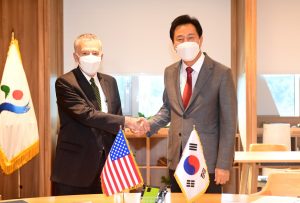 与新任美国驻韩大使会谈