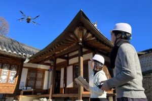 首尔市在韩国率先采用无人机拍摄技术进行韩屋屋顶检查