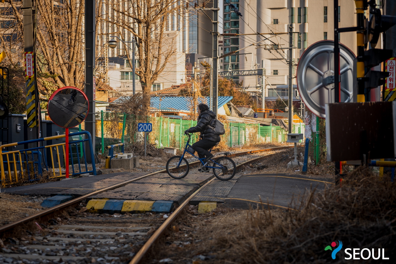 骑自行车过铁路的市民