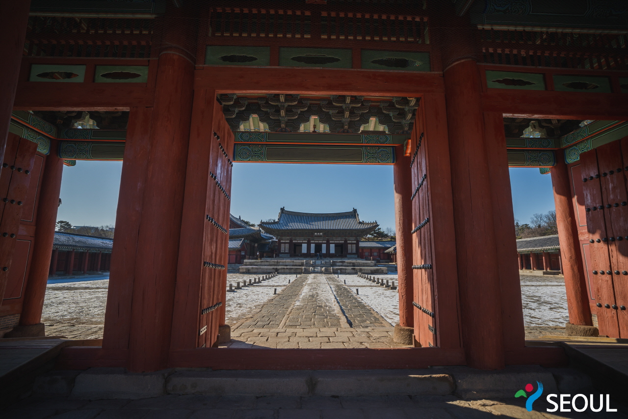 从大门之间看到的昌庆宫