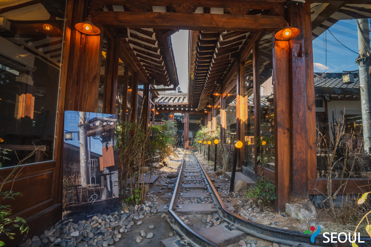 韩屋村内的铁路照片