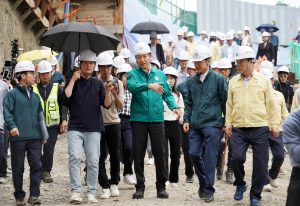 走访应对风灾水灾最前线（新林公营车库雨水蓄流槽施工现场）-4