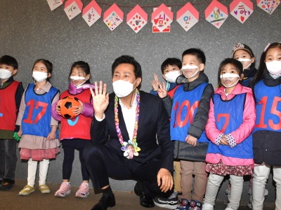 图为吴世勋市长正与孩子们合影。