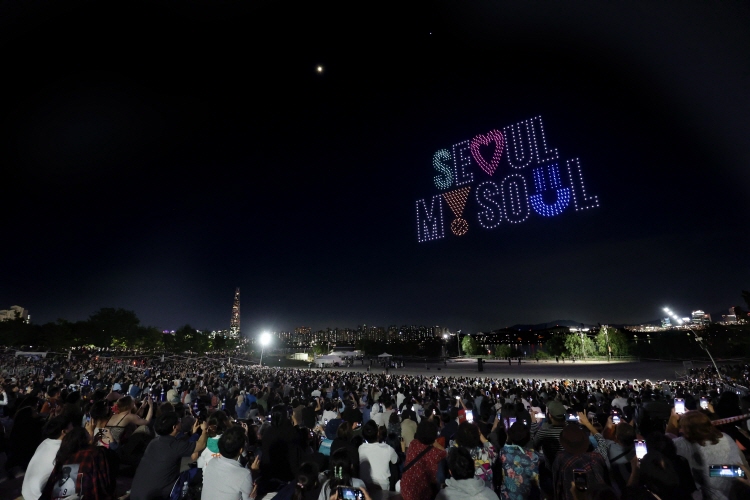 晚上用无人机的灯光在天上看SE♡UL M！SOUL造字的人们的照片