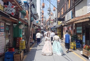 身穿韩服的外国人走西村街的照片