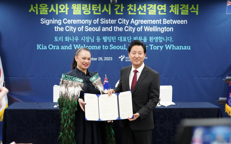 亲善城市协议签约仪式过程中，两市长拍照留念。