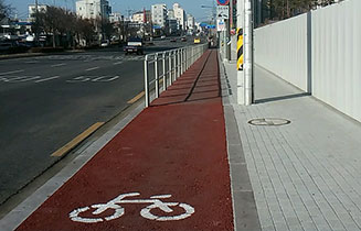 红色自行车专用道