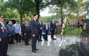 向韩国战争参战勇士纪念碑献花
