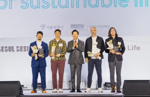 首尔设计奖2023颁奖典礼图片-“首尔设计奖2023”大奖和Best Of Best获得者（左起：Ekkachan Eiamananwattana（泰国）、Chatpong Chuenrudeemol（泰国）、首尔市长吴世勋、Zouhair Ben Jannet（突尼斯）、朴中烈（韩国））