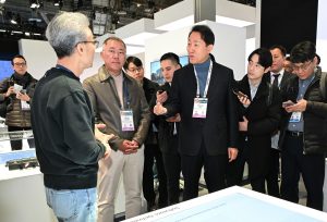 出席CES 2024现代汽车展台、首尔馆开馆仪式-1