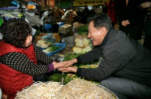 春节假期前访问传统市场及警察、消防现场-5