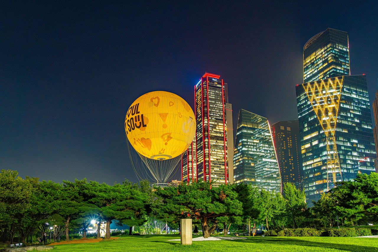 以夜空为背景准备起飞的燃气器具首尔月亮照片