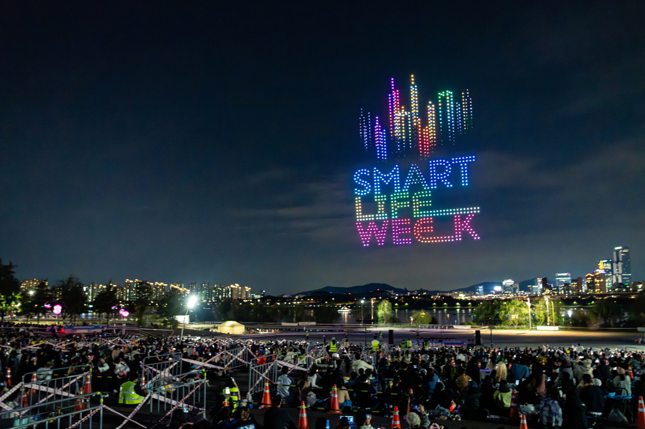 汉江灯光演出无人机灯光秀中用无人机灯光打造的 SMART LIFE WEEK 艺术形象