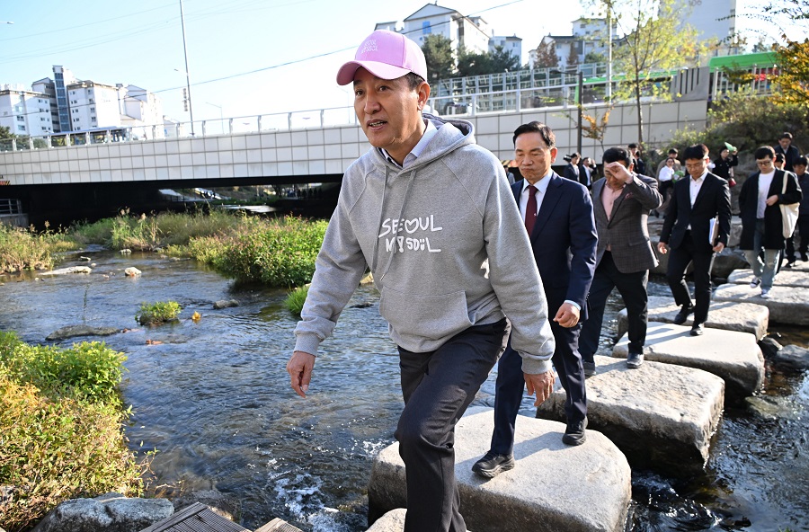 11日（周一）下午，首尔市市长吴世勋与出席“细谷川滨水活力据点开业仪式”的嘉宾们共同视察了细谷川滨水活力据点周边，该据点作为滨水感性城市建设项目的一环而建。