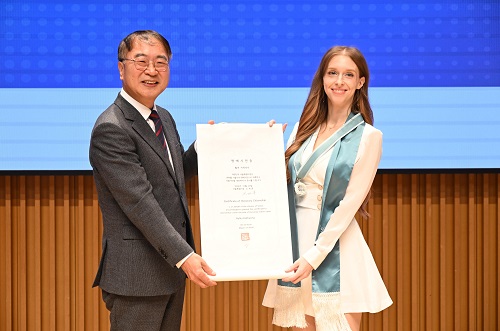 20日（周五）上午，首尔市在首尔市厅多功能厅举行了首尔市荣誉市民证颁发仪式，首尔市行政第一副市长金尚汉在仪式上向姆皮亚娜·姆万巴·梅莱克（刚果民主共和国）和哈勒·卡塔琳娜（奥地利）颁发首尔市荣誉市民证书。