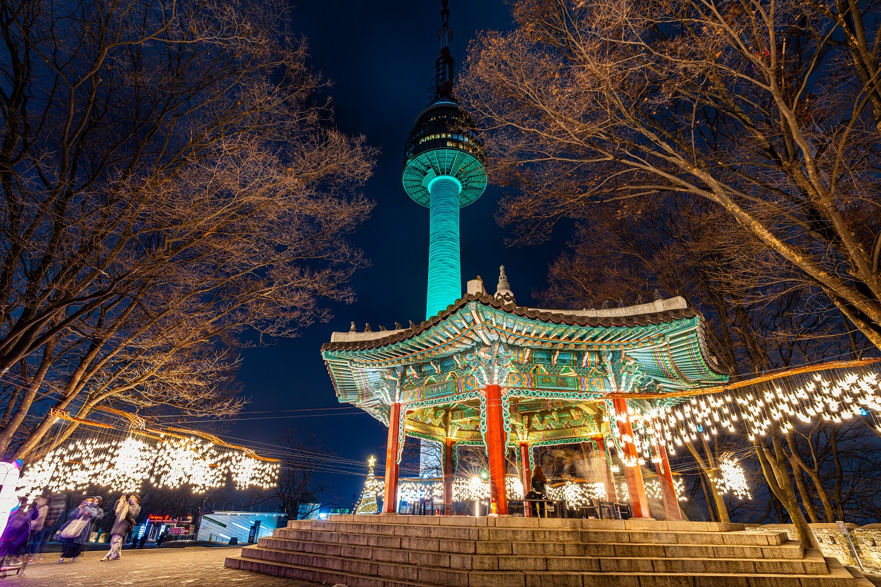 以南山塔为背景拍摄的用照明装饰的南山八角亭夜景照片