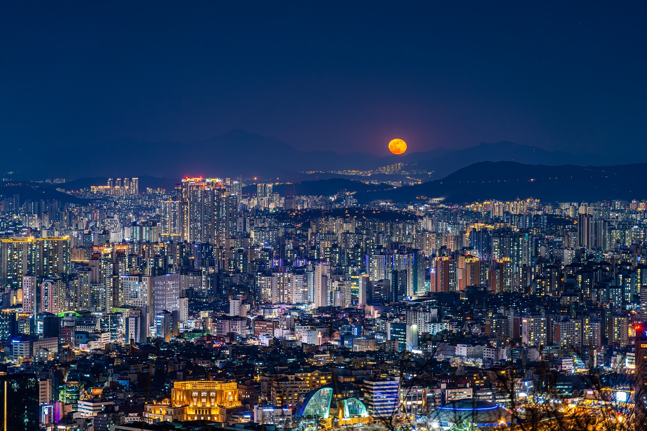 从南山看到的月亮升起的首尔全景夜景照片