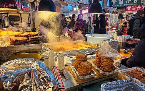 在很长时间里绿豆煎饼都是广藏市场的主打菜品。©李善美