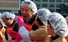 吴世勋市长，参加“2010分享爱心泡菜”活动